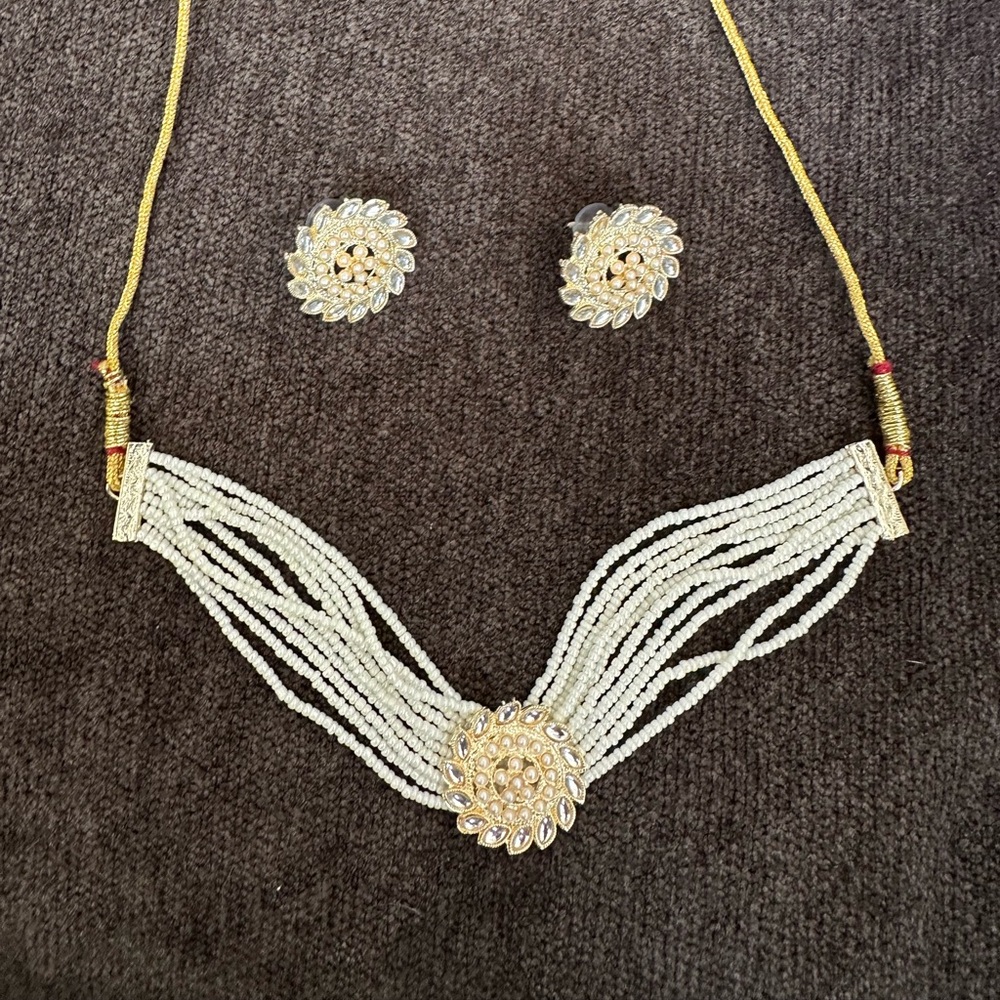 Elegant Gold and Cream Necklace Set